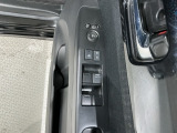 狭い駐車場で便利な電動格納ドアミラーが付いています。