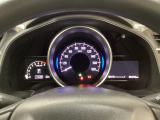 ハイブリット車専用のメーターです。中央のスピードメーターより左右のサブデスプレイで燃費や動力伝達などの情報が見れるようになっています。