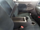 運転席にはアームレストを装備しています。長距離 ドライブも快適です♪