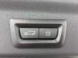 MINIの運転席操作部は、中央に構えるディスプレイが最大の特徴です。航空機を思わせるトグルスイッチなど、直感的で遊び心のあるメカニカルな操作感が、ゴーカートのような走りの高揚感を高めます。