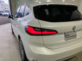 L字型リアコンビランプ:BMWの伝統的なデザインのひとつです。夜間でも誰が見てもBMWとわかる印象的なデザイン。