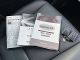 メンテナンスノートおよび備え付けのカギの画像になります。これまでの点検・整備履歴が確認できるメンテナンスノートが揃っており、車両の管理状況が分かりやすくなっています。