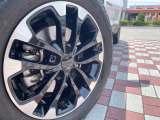 ●純正17インチアルミホイール:輸入車ならではの卓越した走りを支えるホイールと足回りです!日本車の走りに慣れている方にもぜひ体感して頂きたいほど、高いレベルでまとまっています!
