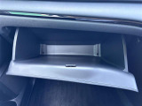 【グローブボックス】大容量のグローブボックスです!!車検証ケース他、日頃使う小物類の収納スペースもたくさんあります!