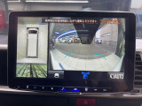 【パノラミックビューモニター】専用のカメラにより、上から見下ろしたような視点で360度クルマの周囲を確認することができます☆死角部分も確認しやすく、狭い場所での切り返しや駐車もスムーズに行えます。