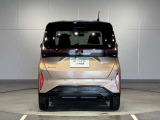前・後方に車両や壁などの障害物がある場合、クルマが誤操作を察知して、衝突を未然に防ぎます。