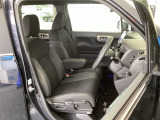 フロント広々、ベンチシートの運転席は、ハイトアジャスターが付いているので、快適にドライブができます。ハンドルはテレスコピック機能で、ハンドル位置を上・下・手前・奥に調節できます。