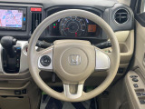 インテリアに合わせたデザインのステアリングは、運転される方のことも考え、運転しやすい形状、大きさです。是非一度、実際に触ってお確かめください。