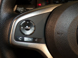 【ステアリングリモコン】ステアリングにオーディオ調節可能なスイッチが装備されていますので運転中でも視線をそらさずにオーディオの調節が可能です!