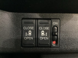 リアドアは乗り降りに便利な両側電動スライドドアです。また運転席に座っていながらスイッチ操作で自在にスライドドアを開け閉めできます。
