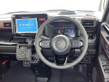 運転席まわりです。 各操作スイッチは使いやすい位置に配置されてます。