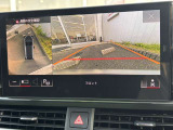 ●サラウンドビューカメラ『車両の4つのカメラから得た映像を合成し、上空から眺めているような映像をモニターに映し出します。車両周辺の歩行者や障害物などの発見に役立ちます。』