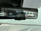 荷物や人でバックミラーが見えずらい時ありませんか?インテリジェントルームミラーはカメラの映像をミラーに映すことができます!