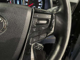 ステアリングスイッチ付きで、運転中に視線を前に向けたまま操作できます。