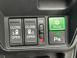 運転席の手元で両側スライドドアの開閉操作が可能です。