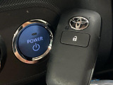 【スマートキー】カバンやポケットに入れたままでもドアの施錠・解錠が可能なスマートキーを装備。エンジンのオン・オフ時もカギを取り出す必要が無いからとっても便利です♪
