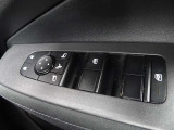 パワーウインドウスイッチ★電動格納機能付きで運転席からドアミラーの角度が調整可能です。電動格納機能付きです♪