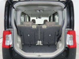 便利な5:5分割可倒式シートです。収納と乗車人数のバランスに優れています♪荷物の大きさに応じたラゲージスペースをフレキシブルに作り出せるので、シーンに応じた使い方ができます♪