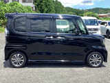 狭い駐車場でも、スライドドアならチャイルドシートへのお子さまの乗降や荷物の積載もスムーズ。