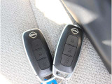 インテリジェントキー(運転席・助手席・バックドア感知、キー2個)はリクエストスイッチを指で押すだけで、前席ドアやリモコンオートスライドドアの自動開閉も可能です。
