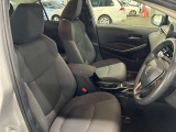 運転席の画像です。足元やシートまわりに余裕があり、リラックスした姿勢で運転が可能です。視界も良好で操作系へのアクセスもしやすく、快適で安心感のあるドライブをサポートします。