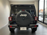 背面タイヤにも大きくJeepと記されており、後ろから見てもすぐにラングラーだと分かります。