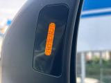 【リヤビークルディティクション】走行中、ドアミラーの死角になりやすい箇所に後続車が接近するとサイドミラー付近に警告を表示、ドライバーに注意喚起と、万一の際はハンドル操作をアシストをします。