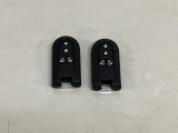 電子カードキーを携帯していれば、ドアハンドルやバックドアのリクエストスィッチを押すだけでドアの施錠、開錠が行えます。電子カードキーがないとエンジンが始動しない、盗難防止に役立つイモビライザー機能付