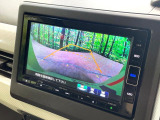 【バックカメラ】駐車時に後方がリアルタイム映像で確認できます。大型商業施設や立体駐車場での駐車時や、夜間のバック時に大活躍!運転スキルに関わらず、今や必須となった装備のひとつです!