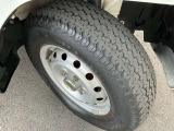 純正ホイールキャップとスチールホイールを装着しています。