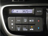 フルオートエアコン搭載。好みの温度に設定するだけで、風向や風量を自動でコントロール!いつでも快適な車内環境に。