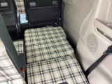 後席を前に倒せば、広くフラットな空間が出現。のんびり景色を眺めながら、自分の時間を過ごせます。