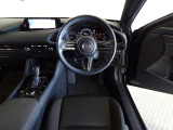 革巻きステアリングで快適な操作性の運転席です。