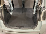 後席背もたれを倒せばちょっと大きめの荷物や長いものを積みたい時に便利です。