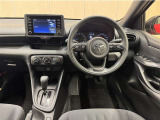 シンプルな運転席周りです。インパネ周りの各操作スイッチ類も使いやすいよう配置されています!
