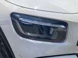 右ヘッドランプ。LEDハイパフォーマンスヘッドライトを装備。
