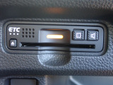 ■【ETC車載器】が装備されています。セットアップをしてお渡しとなり、ETCカードを差し込むだけで高速道路の利用が可能です。