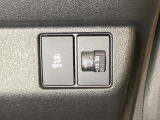 ハンドルの右側にはヘッドライトレベライザーとVSA(ABS+TCS+横滑り抑制)の解除スイッチがついています。ヘッドライトレベライザーは道路状況や積荷の加重に応じてライトの高さを調節できます。