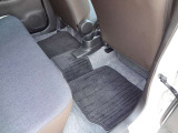 コンパクト軽ながら、日常使用に必要な足元スペースを確保しています。