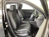 フロント広々、セパレートシートの運転席は、ハイトアジャスターが付いているので、快適にドライブができます。ハンドルはテレスコピック機能で、ハンドル位置を上・下・手前・奥に調節できます。
