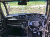 フロントガラスが大きく、ワイドな視界で運転もしやすくなるように設定されています。