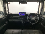 【前方視界】開放的な前方視界!運転がしやすく疲れにくいです♪窓が大きく、見通しがとっても良いおクルマですよ♪