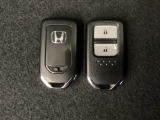 スマートキーを装備しています。鍵を差し込むことなくドアロックの開け閉めと、スタートボタン操作でのエンジンスタートができます。スペアキーも同じものを用意しております。