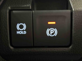 指先だけで簡単に操作が可能な電動パーキングブレーキを採用。「HOLD」スイッチを押すと、渋滞や信号待ちなどでブレーキペダルから足を離しても、ブレーキを保持するので安心です