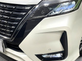 【LEDヘッドライト】悪天候や夜間走行時も良好な視界を確保し安心して運転できる高輝度LEDヘッドライトを装備!点灯速度が早く、消費電力も抑えられています。