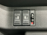 左右両側パワースライドドアが付いています。ワンタッチで簡単にお子様でも、お年寄りの方でも、開閉できますからとても便利です。キーレスや車内スイッチでも自動でドアの開閉ができます。