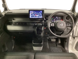 車内は光触媒抗菌消臭施工済です。インパネ周りはスタイリッシュなデザインで機能や装備も充実しています。グローブボックスやカップホルダーのほかにトレーなどたくさんの収納スペースが付いています。