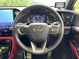 【パドルシフト】ハンドルから手を離さずに素早くシフトアップ&ダウンができるので、エンジンブレーキを使う下り坂や高速道路の合流で加速したい場面で役立ちます。
