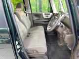 運転席まわりには十分なスペースがあり、大柄な方でもゆったり運転していただける環境です。