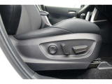 運転席にはパワーシートが付いております。パワーシートは指先1つで操作出来るためチカラの弱い女性の方でもシートに座ったまま操作出来ます♪